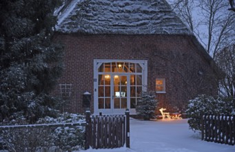 Europe, Germany, Lower Saxony, Stade district, snow, thatched house in winter, Christmas time, view