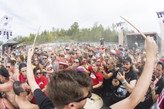 Flo Hagmüller, drummer of the band Schmutzki and fans on the beach in front of the Becks Beach