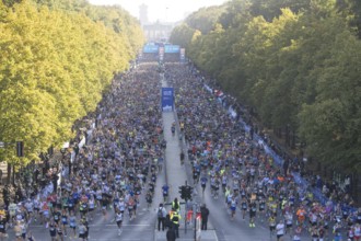 Runners after the starting signal on Straße des 17. Juni at the 50th BMW Berlin Marathon 2024 on