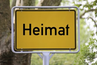 Symbolic image: Town sign with the words Heimat