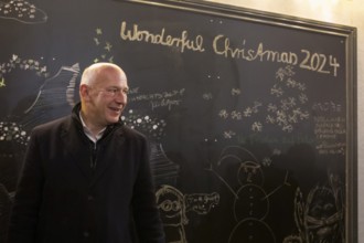 Kai Wegner, Governing Mayor of Berlin, in front of a board with the inscription Wonderful Christmas