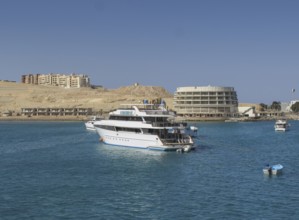 Yacht, excursion boat in front of the Old Sheraton Hotel, Hurghada, Egypt, Africa