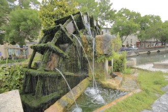 Mossy water wheel on the river La Sorgue, water features, water jets, paddle wheel, mossy,