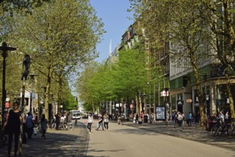 Germany, Hamburg, City, Mönckebergstraße, main shopping street, passers-by in motion, Europe