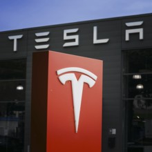 Symbolic photo of the Tesla lettering and logo of the electric car manufacturer Tesla. Berlin, 21