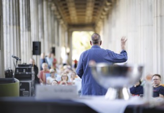 Reading by Ulrike C. Tscharre and live music at the Kolonnaden Bar on Museum Island in Berlin,