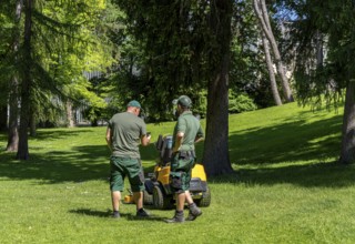 Mobile lawn mower, Gärtner im Park, Berlin, Germany, Europe