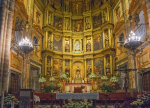 Opulent dekorierter Kirchenaltar mit Gemälden und Blumen, Wallfahrtskirche und Kloster, Real