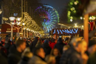 Christmas market on Königsstraße in the city centre of Duisburg, pre-Christmas season, Christmas