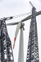 Erection of a wind turbine, wind energy plant, assembly of the third blade, with a crawler lattice