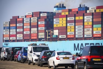 Harbour tugs bring the container freighter Madison Maersk from its berth at the RWG Container