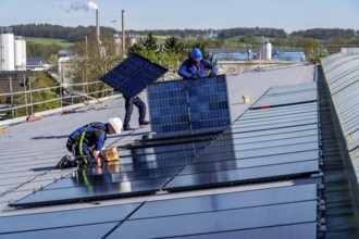 Installation of solar modules on the roof of a commercial enterprise, over 400 photovoltaic modules