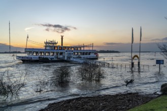 Rhine floods, riverbank promenade in Wesel, some of the river water is already spilling onto the