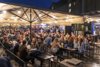 Streetfood Market Bröns Gadekøkken, on Inderhavnsbroen between Christianshavn and Nyhavn, many