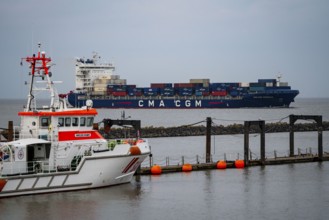 CMA CGM PREGOLIA, container freighter flying the flag of Malta, in the Elbe estuary, rescue