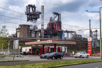 Kaiser-Wilhelm-Straße, petrol station, view of the ThyssenKrupp Steel Bruckhausen steelworks, blast