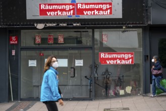 Closed retail shop in the city centre of Essen, Porschekanzel, former clothing shop, North