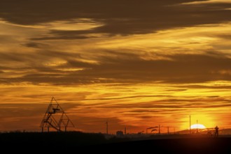 Red evening sky, sunset, view from the Mottbruch slagheap in Gladbeck, to the west, to the slagheap