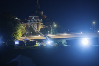 In the early hours of the morning, a section of the Carola Bridge collapsed for unknown reasons.