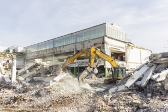 Demolition of the old shopping centre in Dresden-Nickern by the investor Krieger. The new building