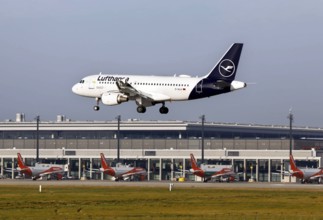 Landing of a Lufthansa Airbus A319 at BER Berlin Brandenburg Airport, Schönefeld, 13 November 2020