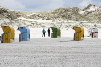 Holidaymakers walk past beach chairs on the beach of Süddorf, Insel amrum, 27.05.2021