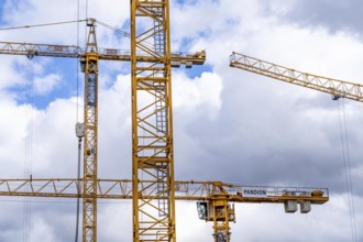 Construction cranes, on a large construction site in Düsseldorf, construction of condominium in the