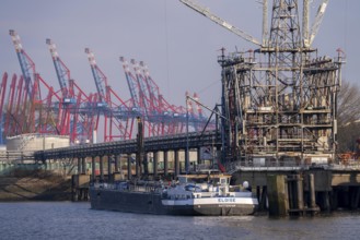 Port of Hamburg, Elbe, shipping traffic, Ölfleethafen, tankers, cranes of the Eurogate Container