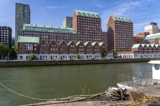 Warehouse-style residential buildings, ships in the Spoorweghaven, in the Kop van Zuid-Entrepot