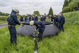 Forest fire-fighting exercise by the Essen fire brigade, the water supply was rehearsed over longer