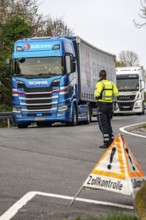 Joint inspection by customs and police, on the A3 motorway towards Cologne, at the Stindertal