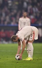 Harry Kane FC Bayern Munich FCB (09) takes the ball for a penalty kick, Champions League, Allianz