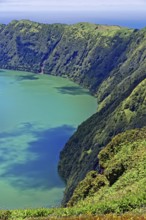 Bright blue crater lake Lagoa Azul with steep green crater rim, Lagoa Azul, circular hiking trail,