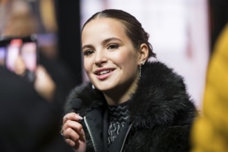 Emilia Packard in an interview at the premiere of the film Wunderschöner at Berlin's Zoo Palast on