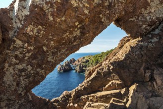 Coast and red rocks, Cap du Dramont, Massif de l'Esterel, Esterel Mountains, Département Var,