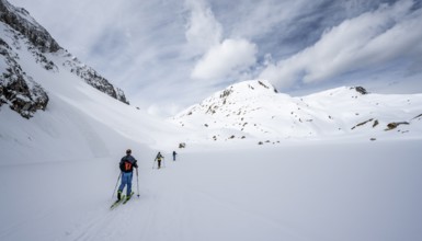 Ski tourers ascending from the Iffigtal to the Wildhornhütte, snow-covered mountain landscape,