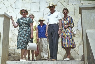 Gruppe britischer Urlauber, die im Mittelmeer Urlaub machen und auf einer Treppe stehen, 1966