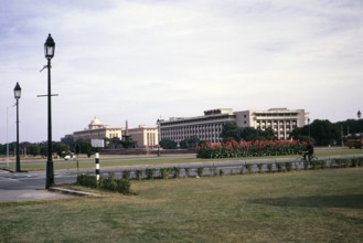 Gelände und Gärten rund um das Regierungsgebäude Rail Bhawan, Bereich Rajpath, Neu-Delhi, Indien