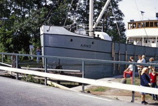 Frachtschiff Arno bei der Durchfahrt durch Schleusentore auf der Binnenwasserstraße, Schweden 1970