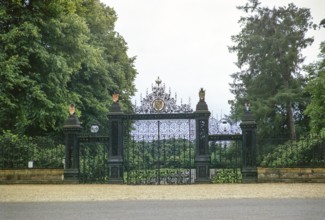 Verziertes Metalltor zum Eingang des königlichen Anwesens und der Gärten, Sandringham, Norfolk,