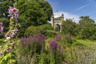 Garden and north entrance of the Royal Pavilion in the seaside resort of Brighton, England, Great