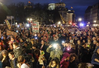 Tens of thousands of people demonstrated against right-wing populism and in favour of democracy at