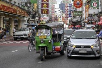 Street scene on Yaowarat Road, China Town, Chinese neighbourhood, Sampheng, Bangkok, Thailand, Asia