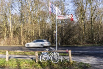 Ghost bike on Kalkumer Schlossallee in Düsseldorf-Kalkum, where a cyclist was hit and killed by a