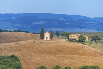 Cappella della Madonna di Vitaleta, Vitaleta chapel near Pienza at sunset in summer, Val d'Orcia,