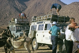 Unloading tourists and baggage, Landrovers of MIntrek Expeditions Ltd, Tassili N'Ajjer National