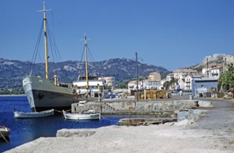 Frachtschiff-Frachter am Kai im Hafen von Calvi, Korsika, Frankreich, Ende der 1950er Jahre