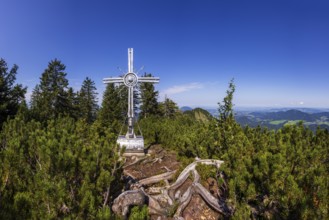 Summit cross on the Eibleck with a view of the Ochsenberg, Osterhorn group, Salzkammergut, Salzburg