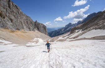 Mountaineer on a snowfield, mountain basin with glacier remnant of the Höllentalferner, Höllental,