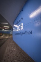 Blue wall in the multi-storey car park with the text 'ZOB durchgehend geöffnet', ZOB multi-storey